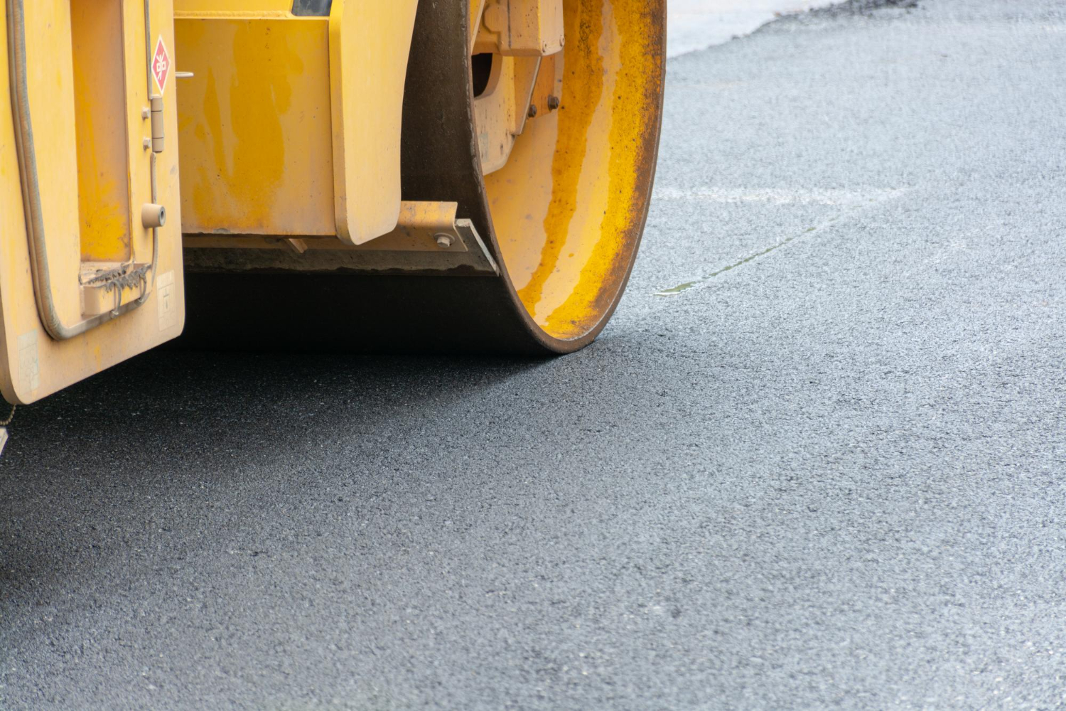 Территорию у здания МФЦ и управы благоустроили в Печатниках, фото