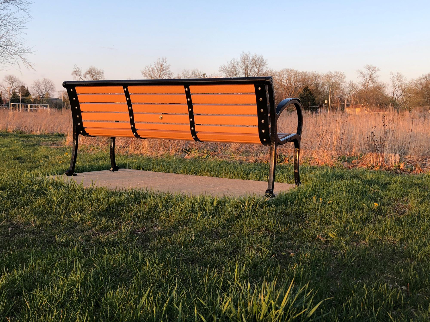 Во дворах Бутырского установили новые скамейки, фото