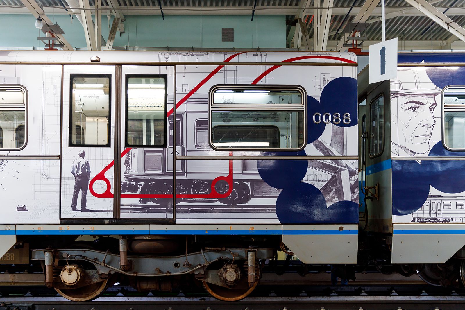 Поезд с изображением людей в касках запустили в московском метро, фото