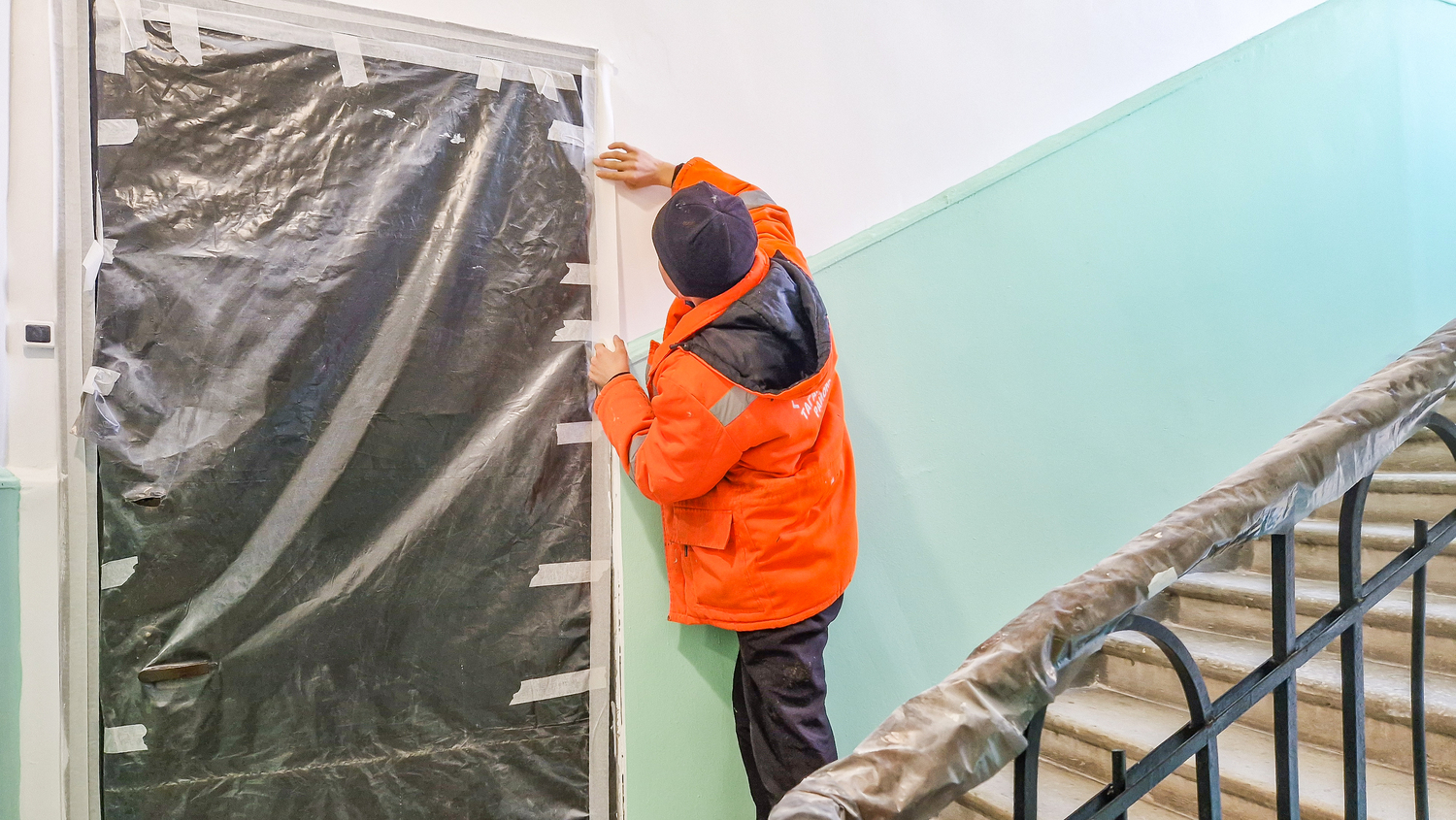 В Таганском районе специалисты досрочно приступили к реализации программы ремонта подъездов, фото