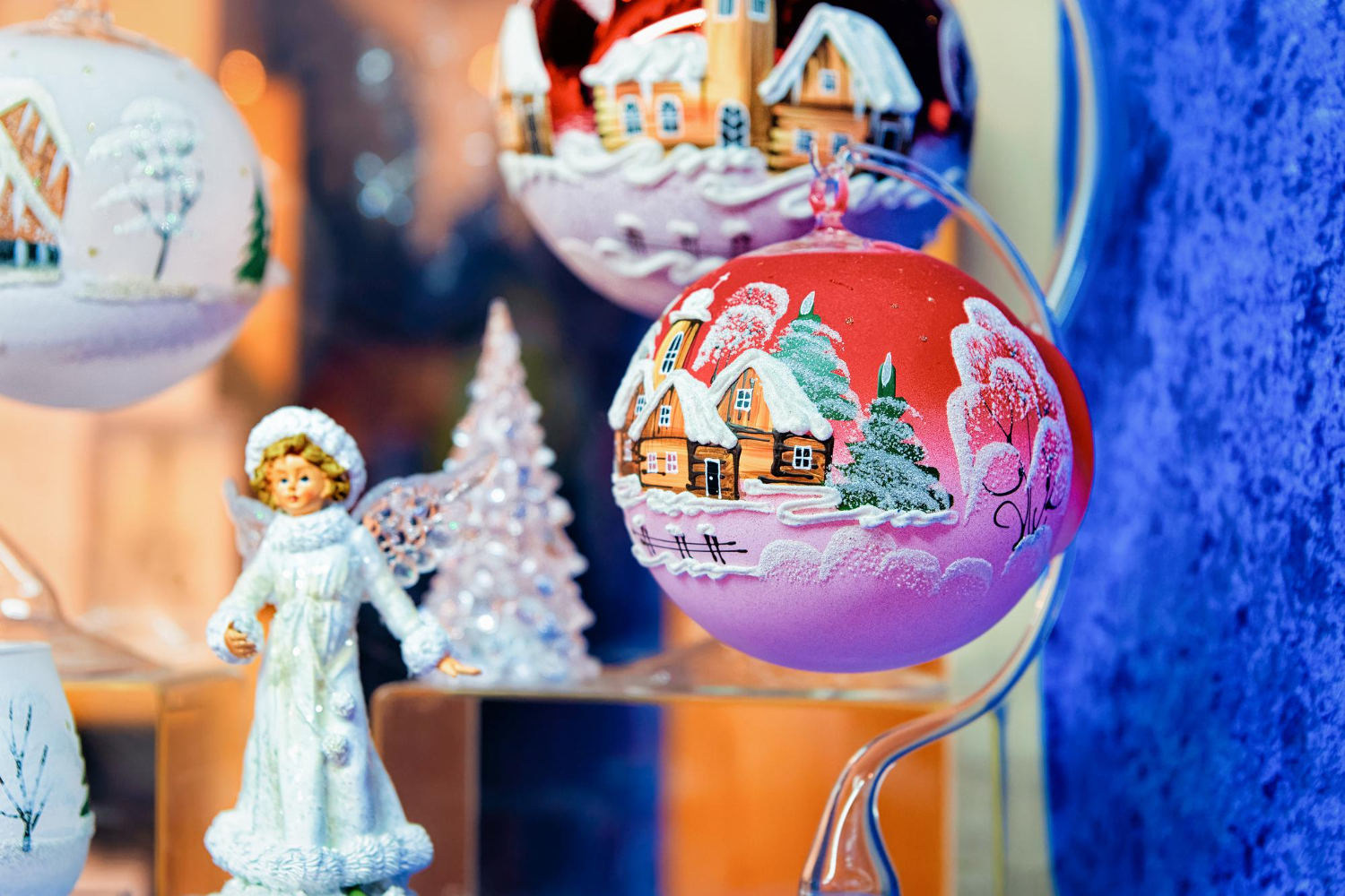 Выставку картин и новогодних украшений откроют в Культурном центре «Спутник» в Люблино, фото