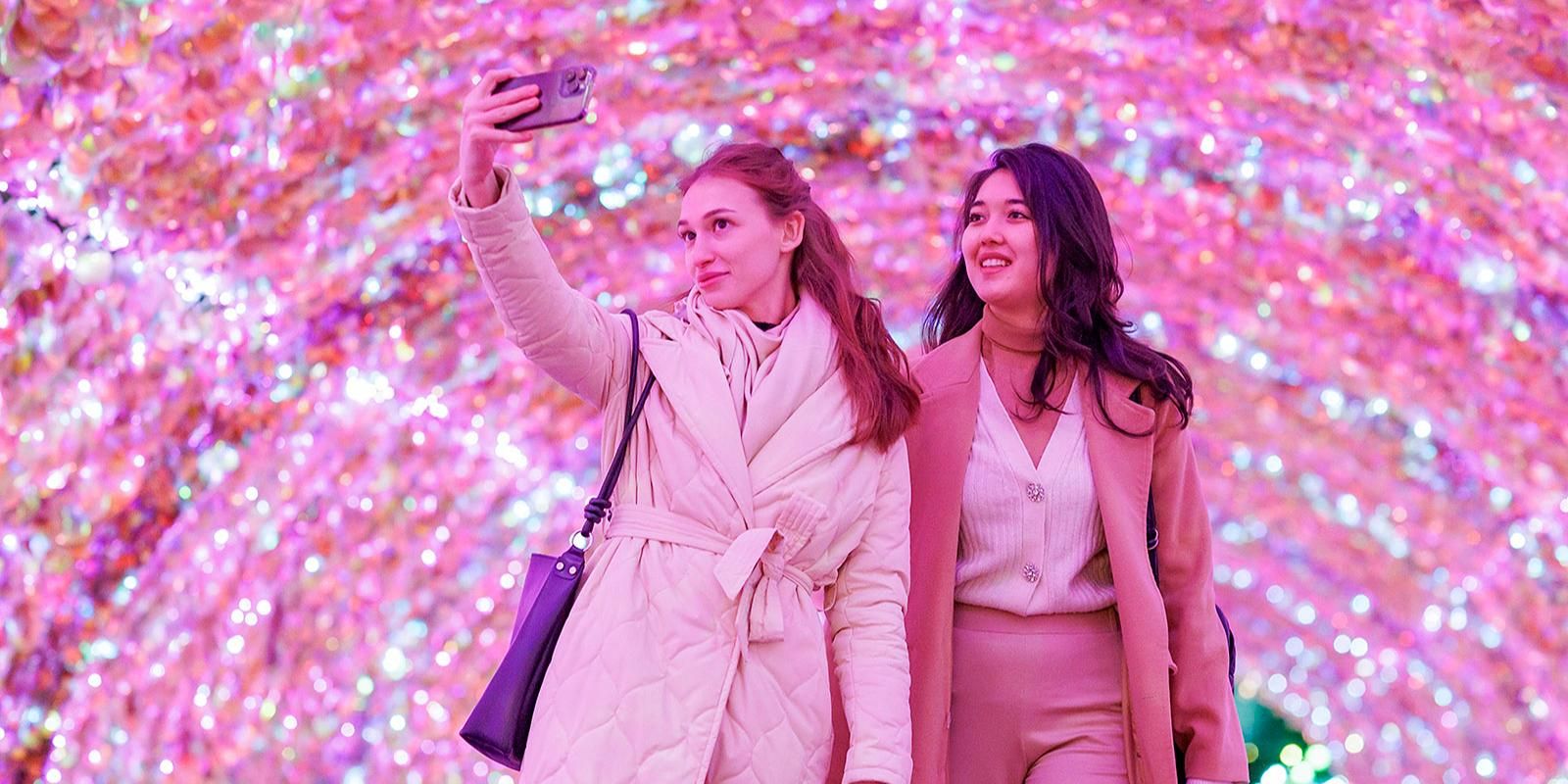 Туристы оценили новогоднее оформление Москвы, фото