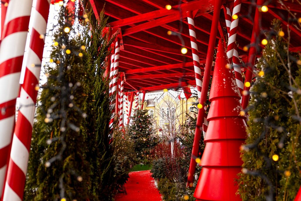 Бережная красота: столичные новогодние площадки украсят переосмысленные объекты прошлых лет  фото