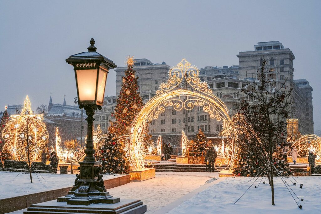 Бережная красота: столичные новогодние площадки украсят переосмысленные объекты прошлых лет  фото
