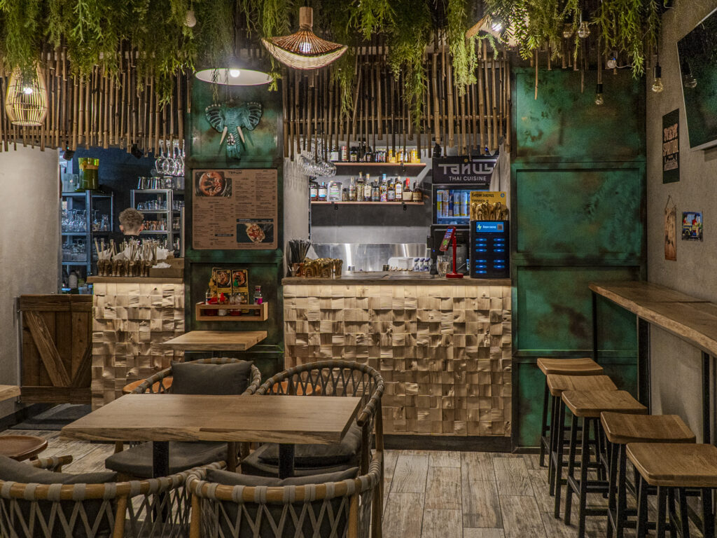 Древние руины, музыка советских кинокомпозиторов и тайский ресторан — куда пойти после работы  фото