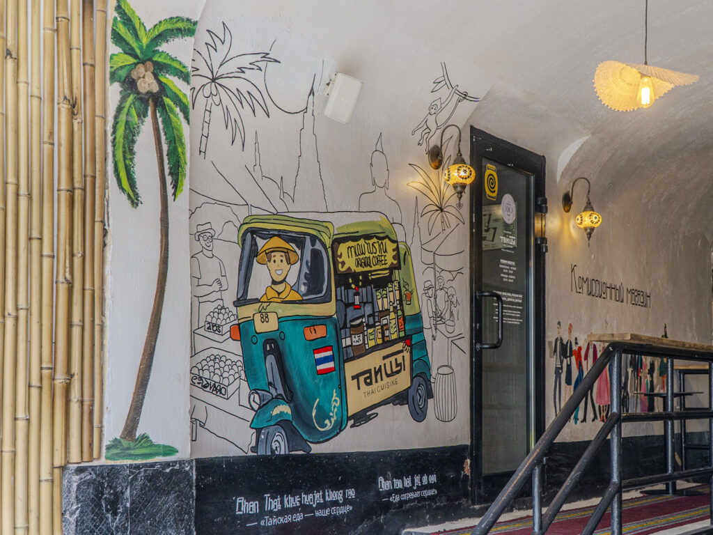 Древние руины, музыка советских кинокомпозиторов и тайский ресторан — куда пойти после работы  фото