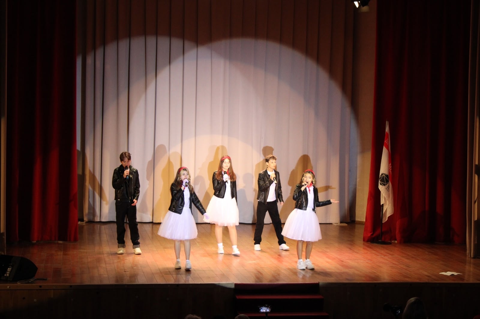 Центр «Атлант» организует развлекательную программу ко Дню матери в Обручевском, фото