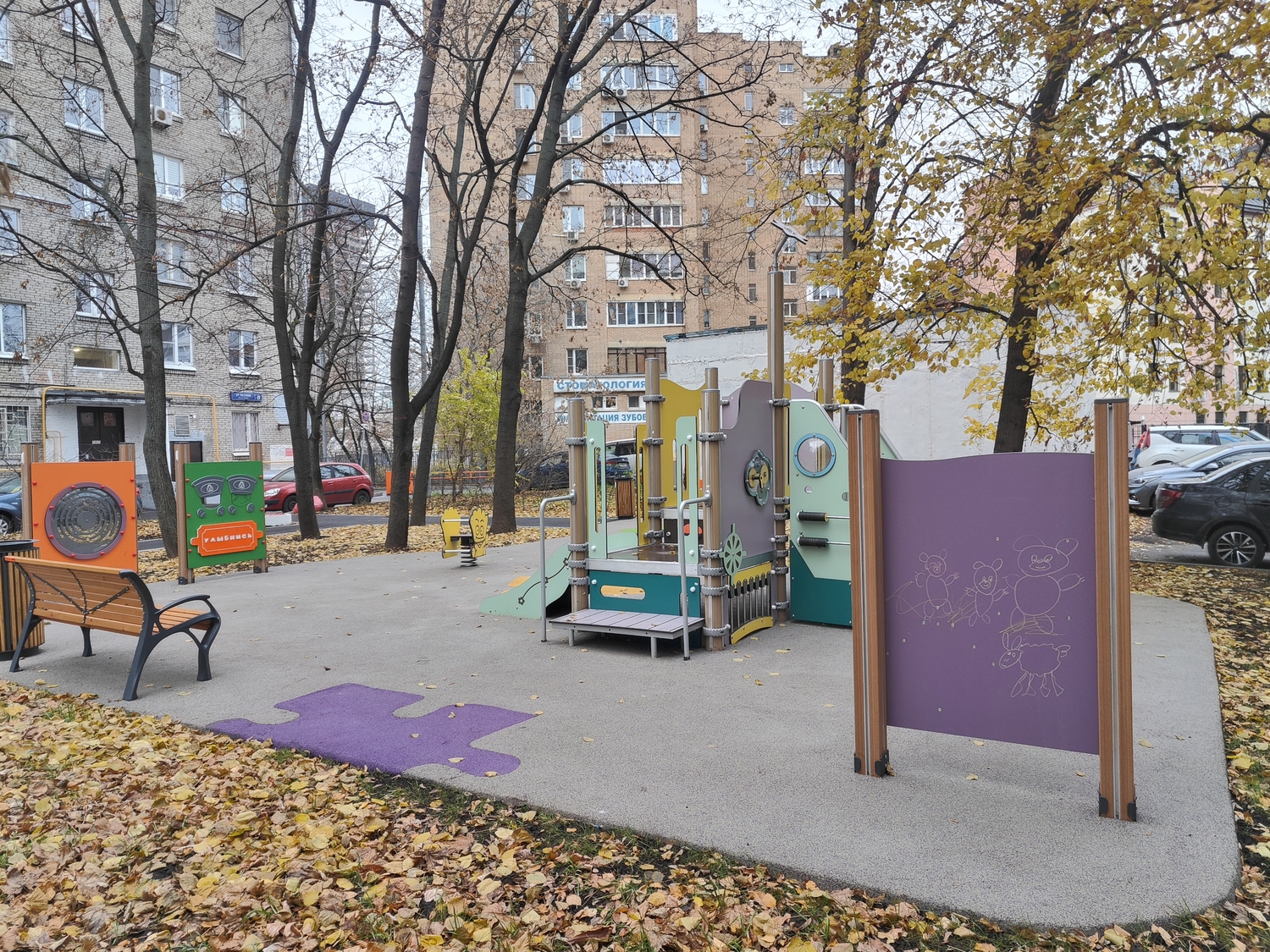 Новую детскую площадку со спортивной зоной открыли в Тверском районе, фото