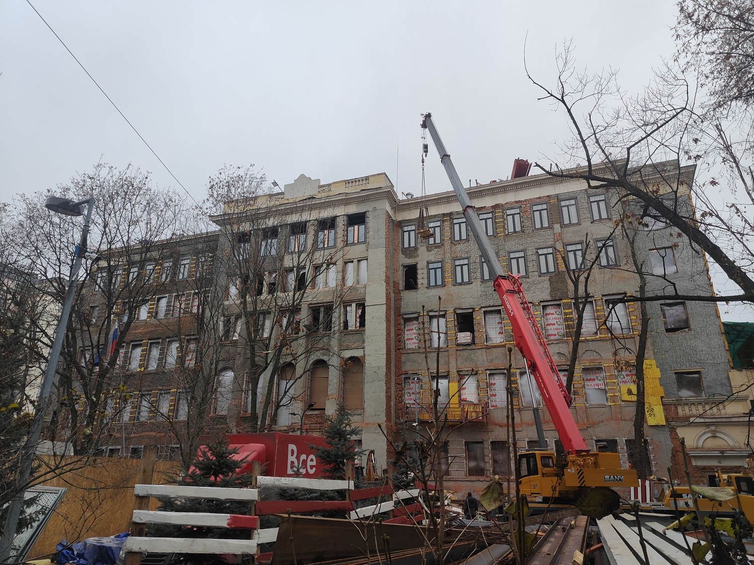 Капитальный ремонт в школе № 1574 завершат в 2026 году, фото