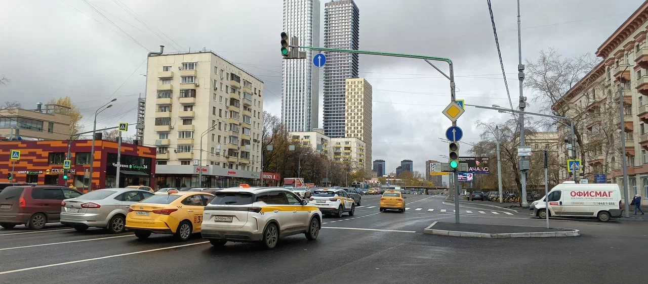 Контурную подсветку на светофорах установили в Савеловском, фото