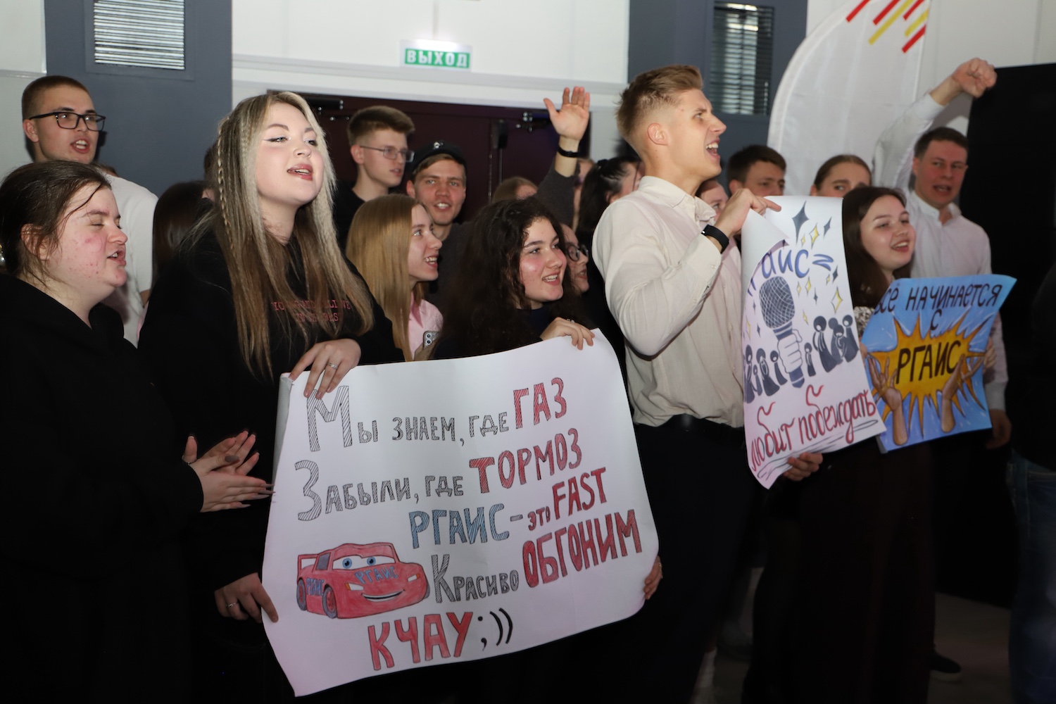 Восемь сильнейших команд вышли в полуфинал городской Лиги дебатов правительства Москвы, фото