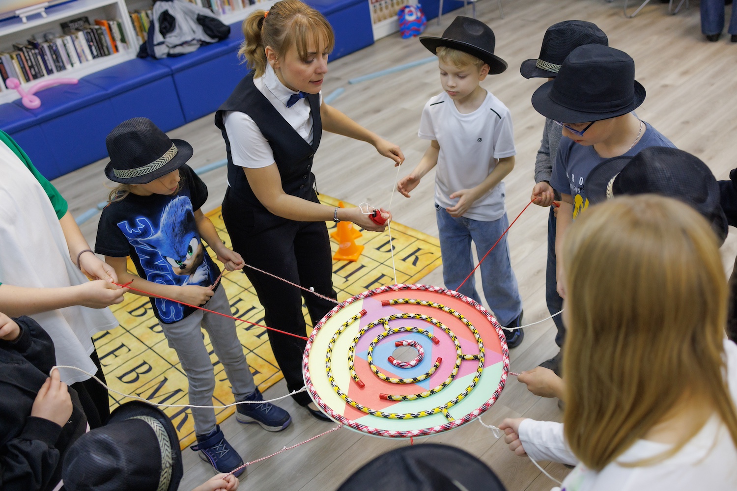 На западе Москвы для детей участников СВО провели мероприятие ко Дню народного единства, фото