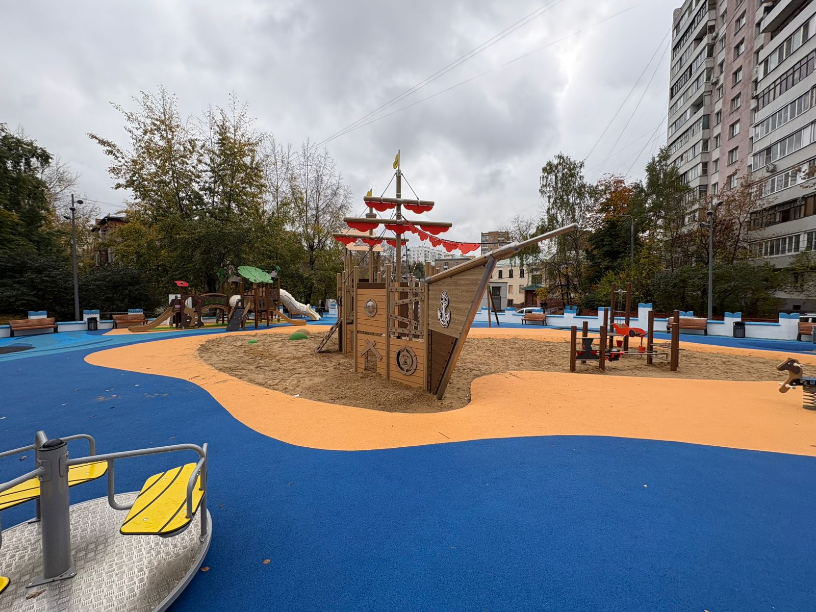 В Басманном районе завершили благоустройство площадки «Сказки Пушкина», фото