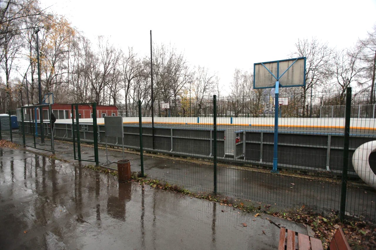 Каток с искусственным льдом начали готовить к открытию в парке «Северные Дубки», фото