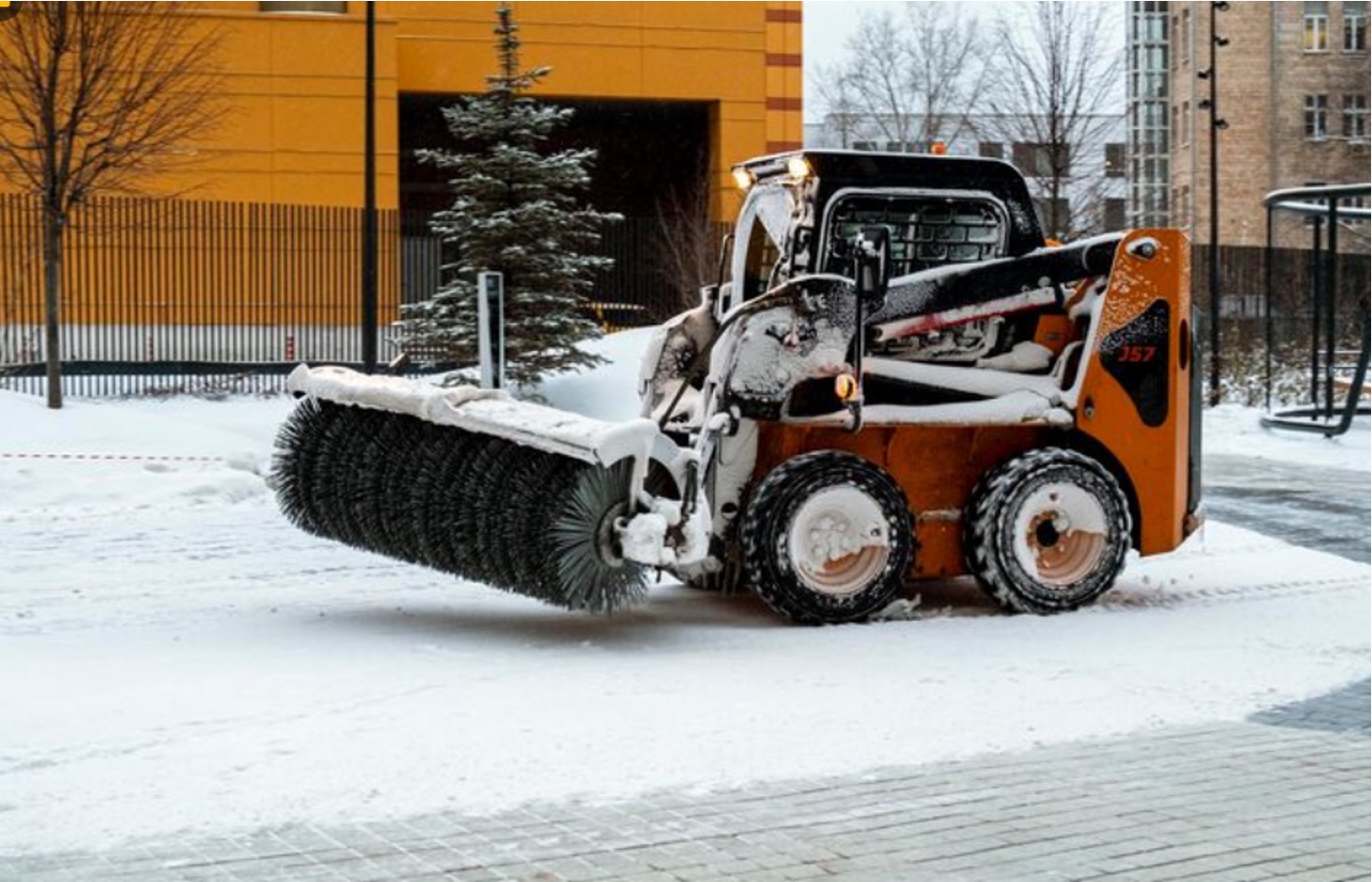 Более 60 единиц спецтехники подготовили к зимнему сезону в Марьиной Роще, фото