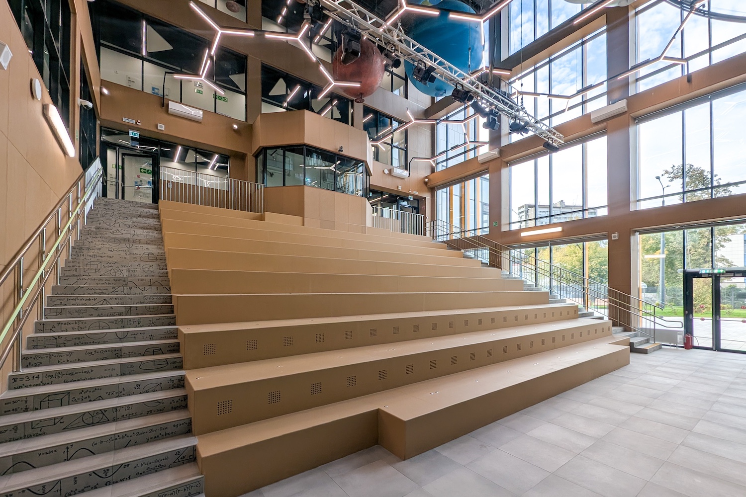 Ефимов: В Москве завершили строительство и реконструкцию 14 образовательных объектов за счет города, фото