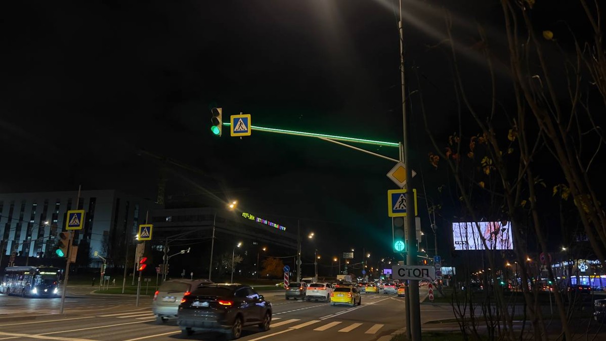 Перекресток на Алтуфьевском шоссе стал безопаснее: на светофоре установили дополнительную подсветку, фото