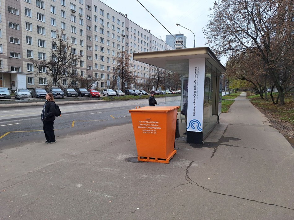 Контейнеры с противогололедным материалом появились на остановках в Северном Медведково, фото