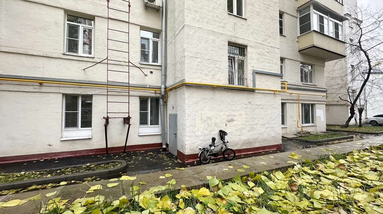 На Большой Переяславской демонтировали временную трубу горячего водоснабжения, фото