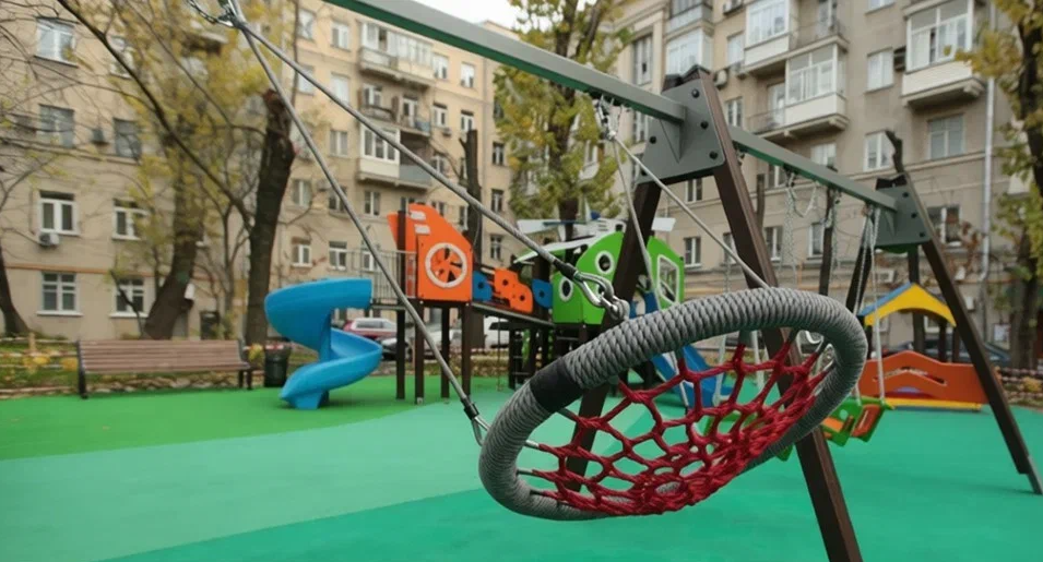 Новая детская площадка и скамейки-качели: на улице Беговой завершили благоустройство во дворе, фото