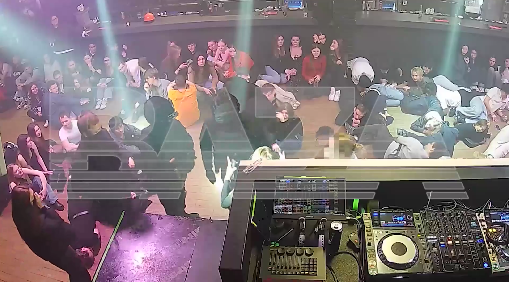 Силовики ворвались в московский клуб в поисках наркотиков и ЛГБТ*, фото