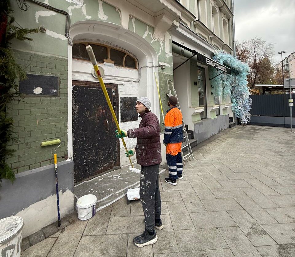 В Пресненском отремонтируют подъезды в жилых домах, фото