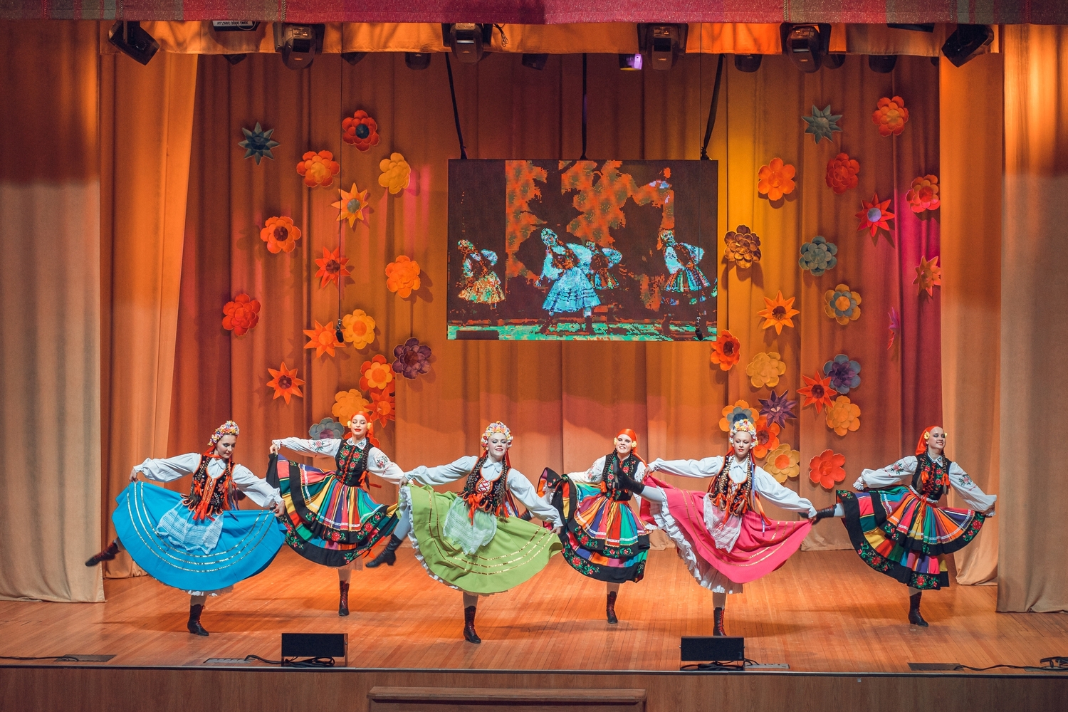 Ансамбль народного танца «Россиянка» пригласил на концерт, фото