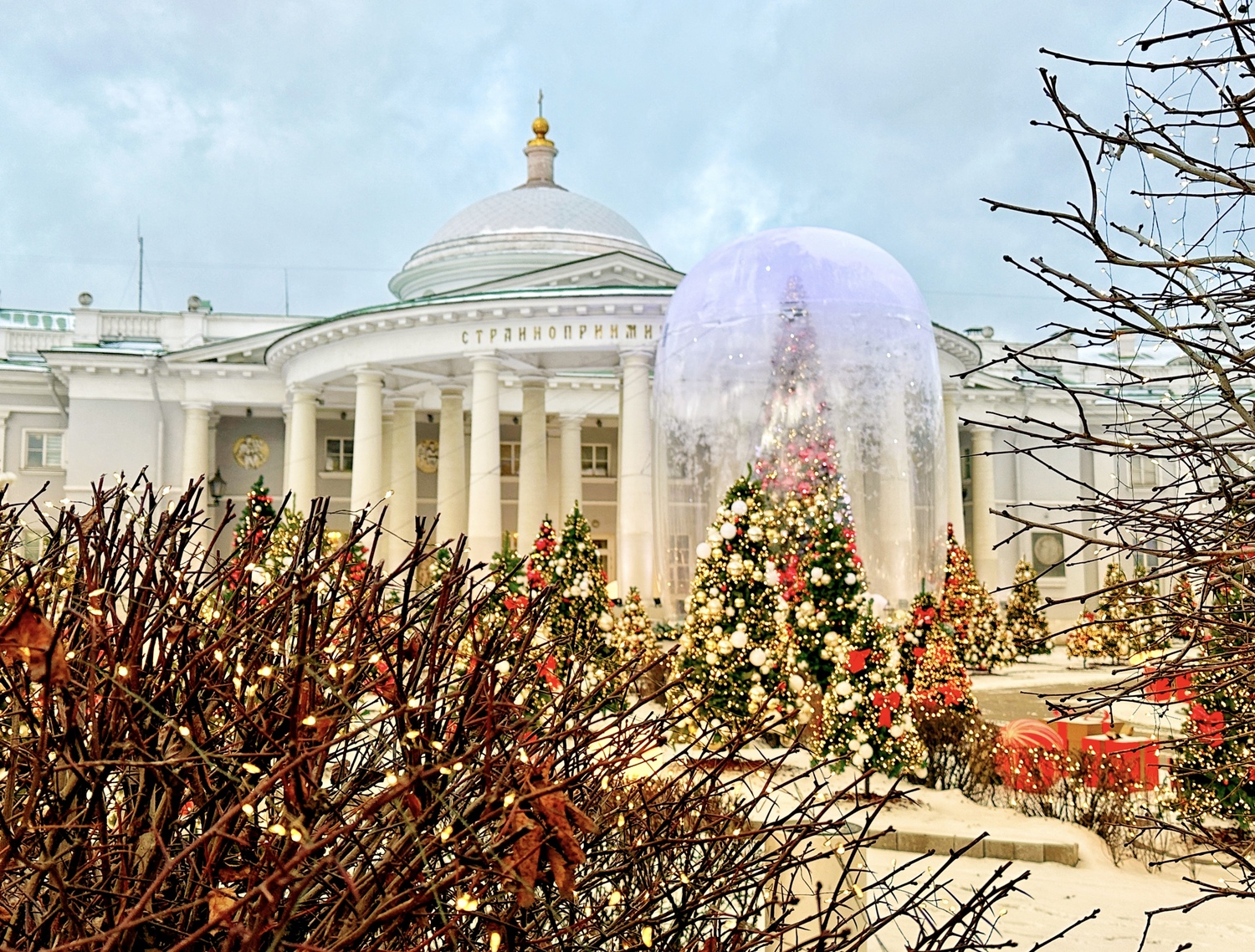 От хвойных веток из указа Петра I до «Зимы в Москве»: как город украшал себя к Новому году, фото