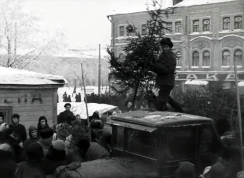 От хвойных веток из указа Петра I до «Зимы в Москве»: как город украшал себя к Новому году От хвойных веток из указа Петра I до «Зимы в Москве»: как город украшал себя к Новому году фото