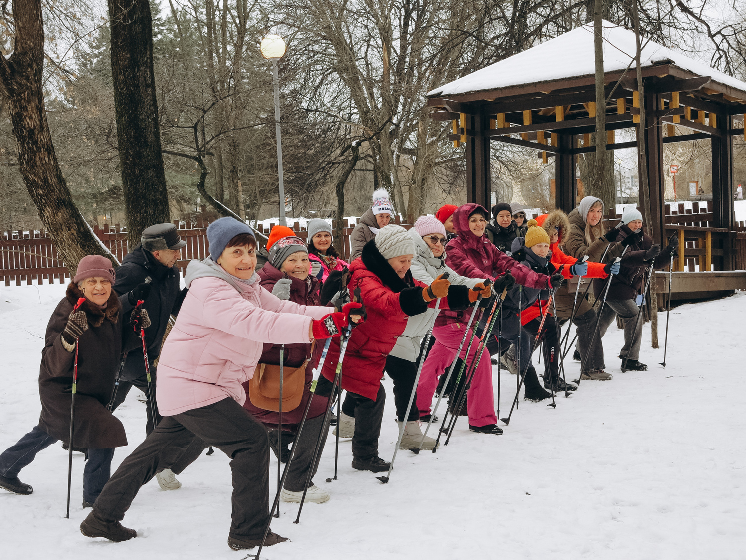 Новогодний марафон по скандинавской ходьбе пройдет в Академическом, фото