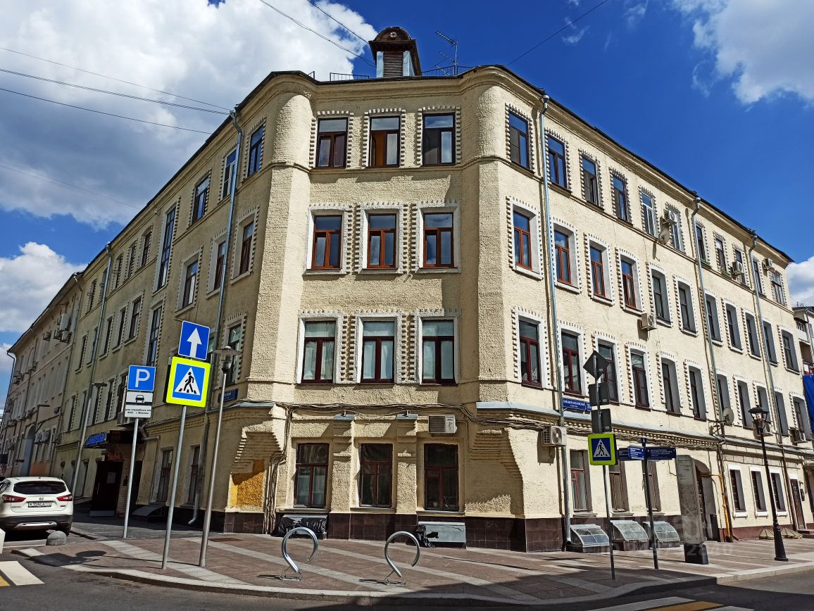 В Большом Козловском переулке обновили дом XX века, фото