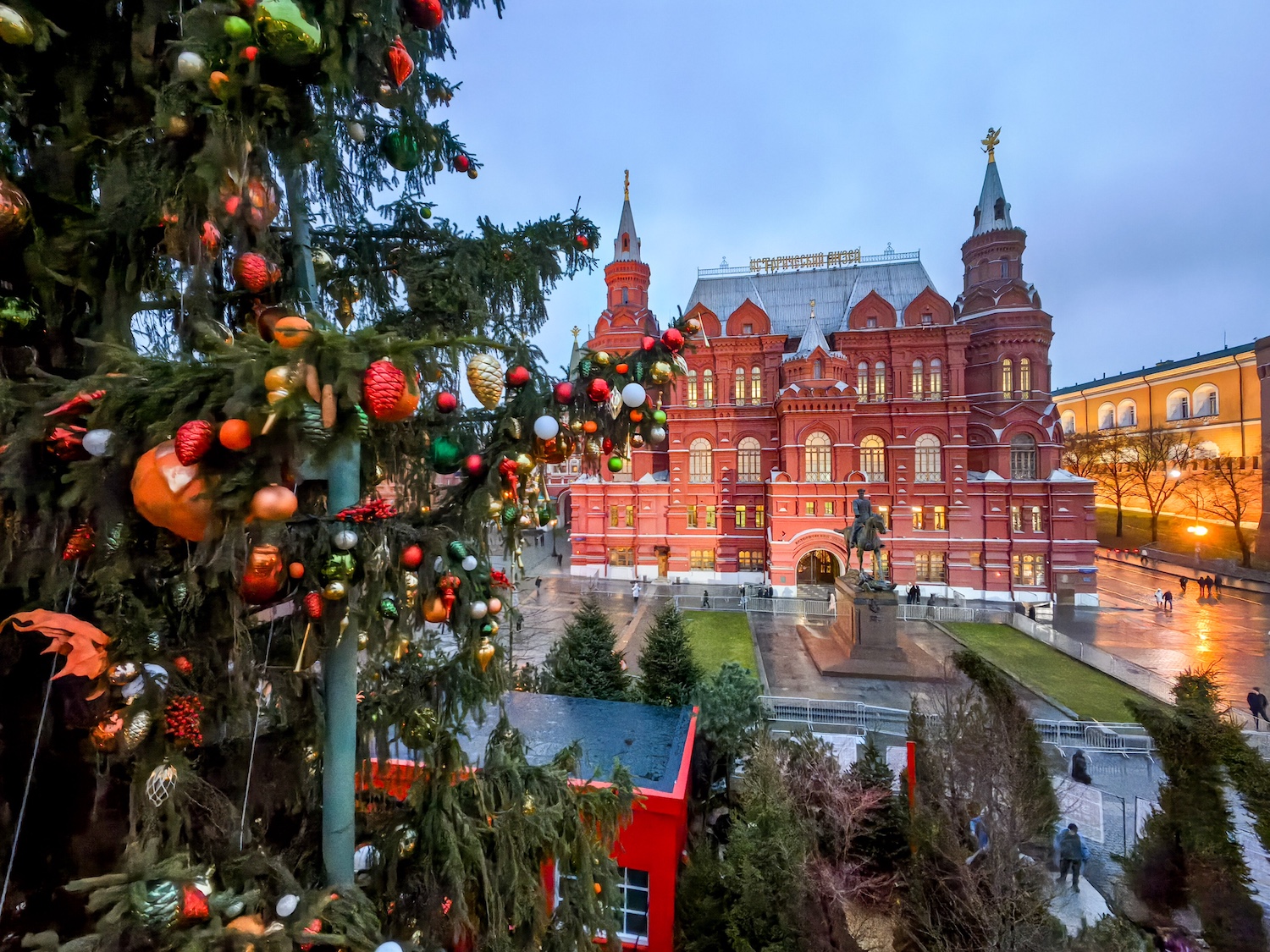 Ватные игрушки, старый вокзал и ретроавто: как оформили центр в рамках «Зимы в Москве», фото