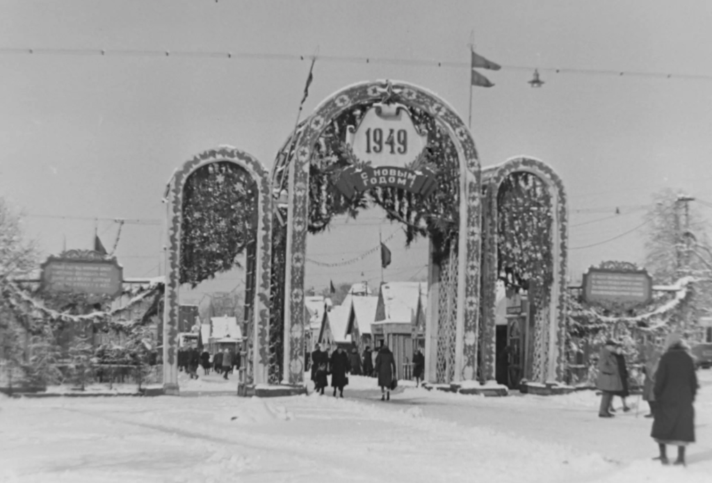 От хвойных веток из указа Петра I до «Зимы в Москве»: как город украшал себя к Новому году От хвойных веток из указа Петра I до «Зимы в Москве»: как город украшал себя к Новому году фото