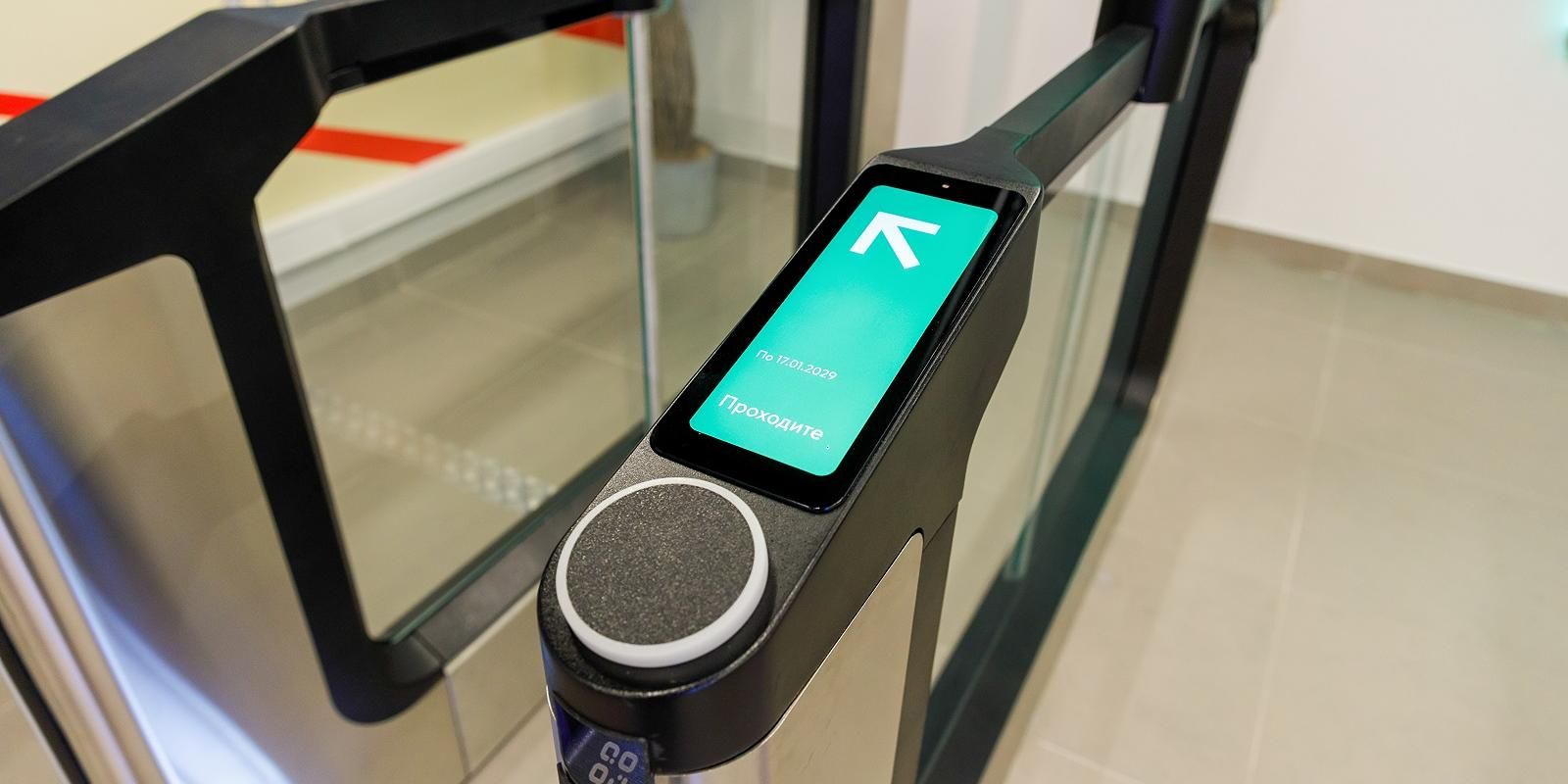 Сервис оплаты проезда по биометрии заработал на всех турникетах метро и МЦК, фото