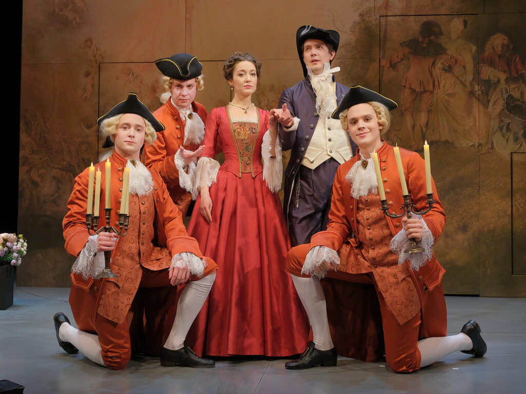 Книжная иллюстрация, комедия дель арте и ресторан из Поднебесной &mdash; куда пойти после работы  фото