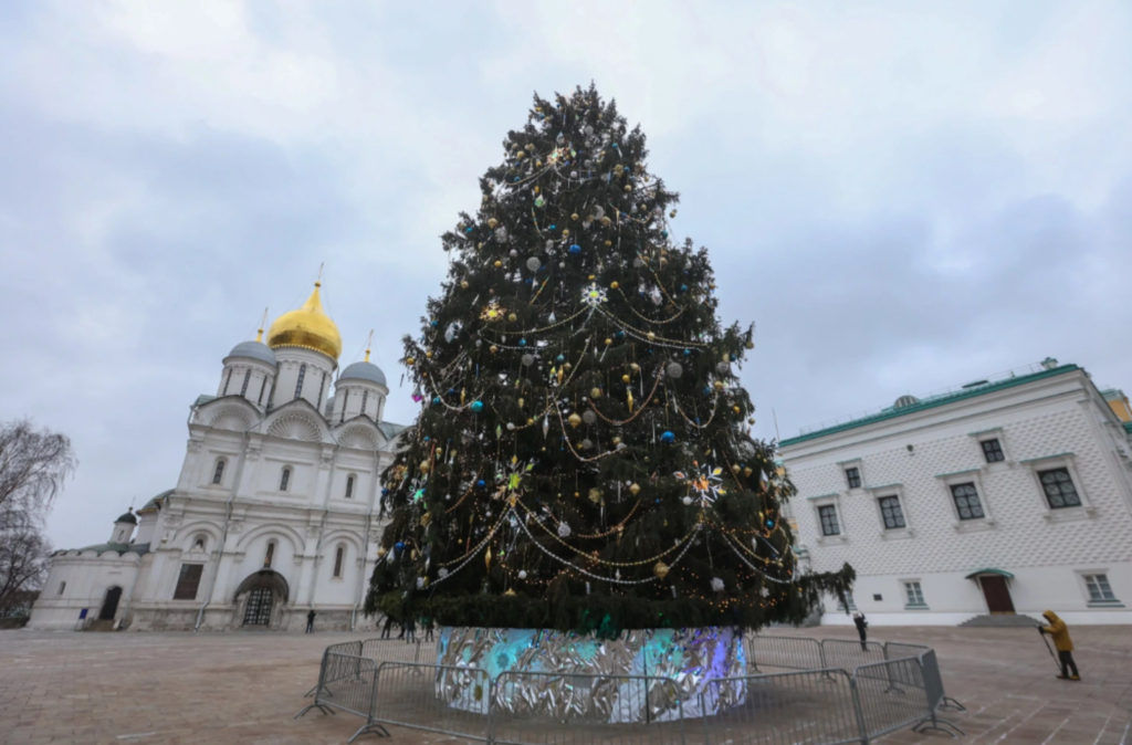 От хвойных веток из указа Петра I до «Зимы в Москве»: как город украшал себя к Новому году От хвойных веток из указа Петра I до «Зимы в Москве»: как город украшал себя к Новому году фото
