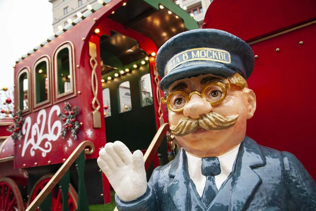 От хвойных веток из указа Петра I до «Зимы в Москве»: как город украшал себя к Новому году От хвойных веток из указа Петра I до «Зимы в Москве»: как город украшал себя к Новому году фото