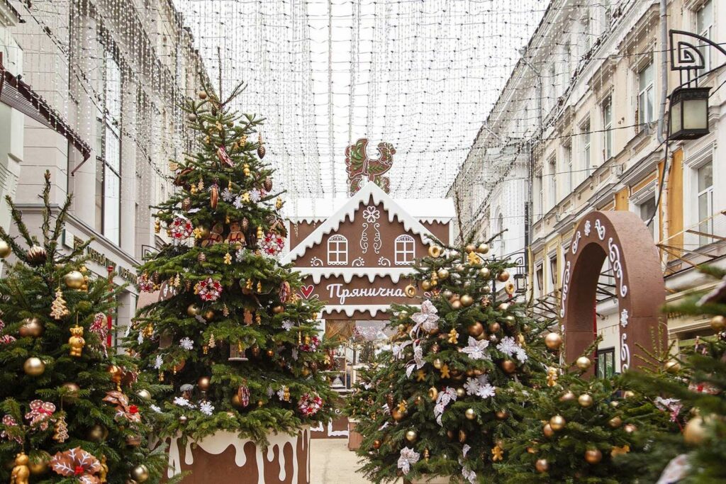 От хвойных веток из указа Петра I до «Зимы в Москве»: как город украшал себя к Новому году От хвойных веток из указа Петра I до «Зимы в Москве»: как город украшал себя к Новому году фото