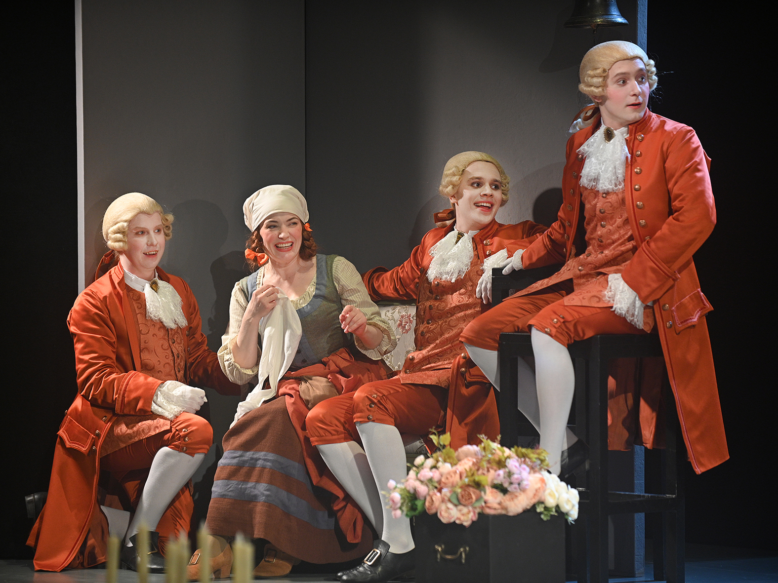 Спектакль «Любовная досада» на сцене театра Et Cetera в Москве