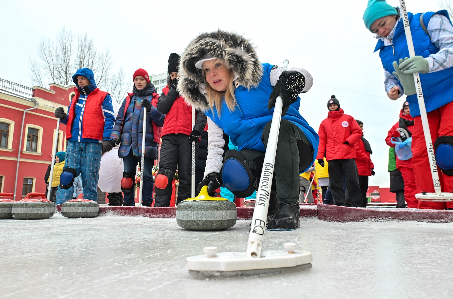 Лед согреет сердца: в Москве пройдет благотворительный турнир по керлингу среди многодетных семей, фото
