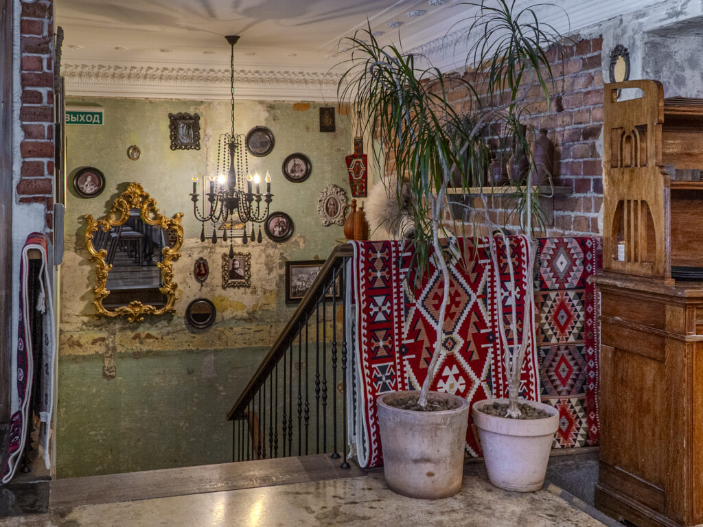 Художник-футурист, плавание и традиционная грузинская кухня — куда пойти после работы Художник-футурист, плавание и традиционная грузинская кухня — куда пойти после работы фото