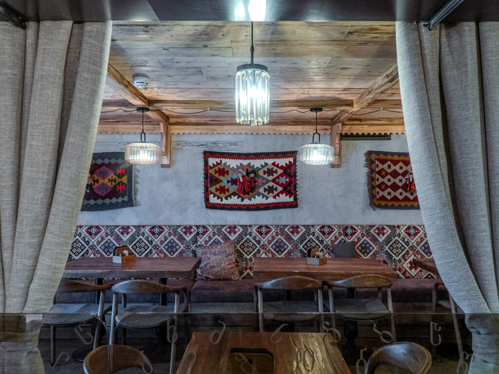 Художник-футурист, плавание и традиционная грузинская кухня — куда пойти после работы Художник-футурист, плавание и традиционная грузинская кухня — куда пойти после работы фото