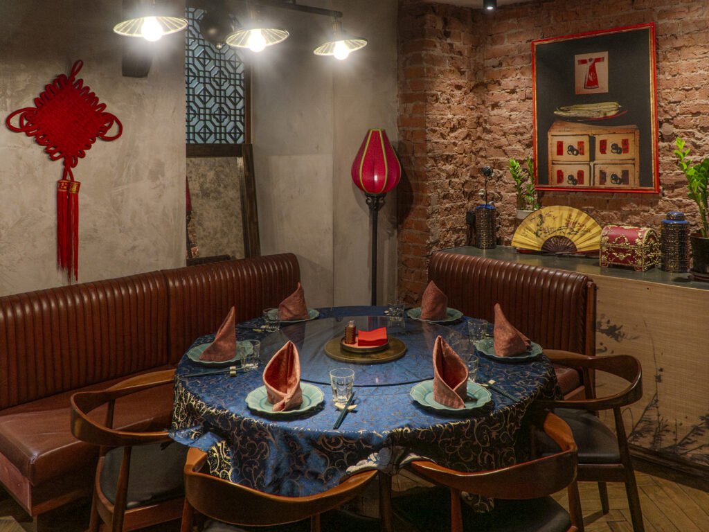 Книжная иллюстрация, комедия дель арте и ресторан из Поднебесной &mdash; куда пойти после работы  фото