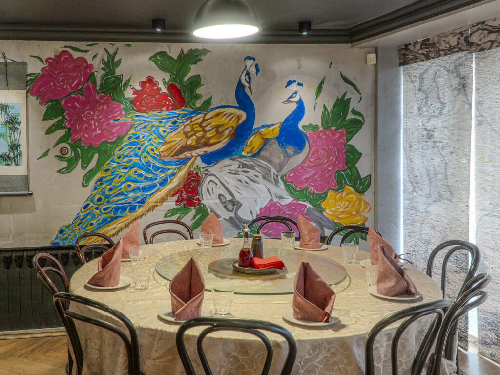 Книжная иллюстрация, комедия дель арте и ресторан из Поднебесной &mdash; куда пойти после работы  фото