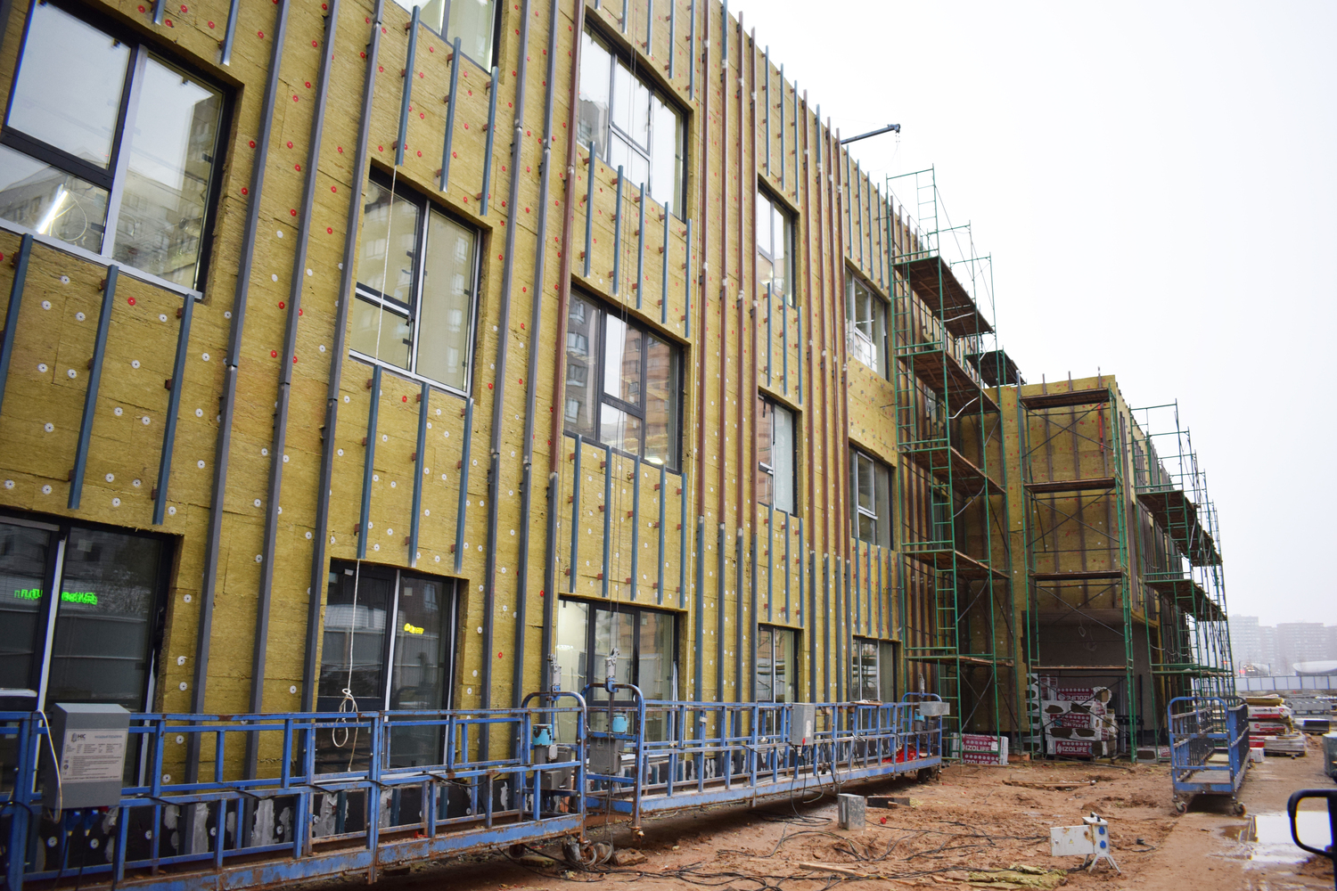 Строители завершили остекление детского сада на 300 мест в Коммунарке, фото