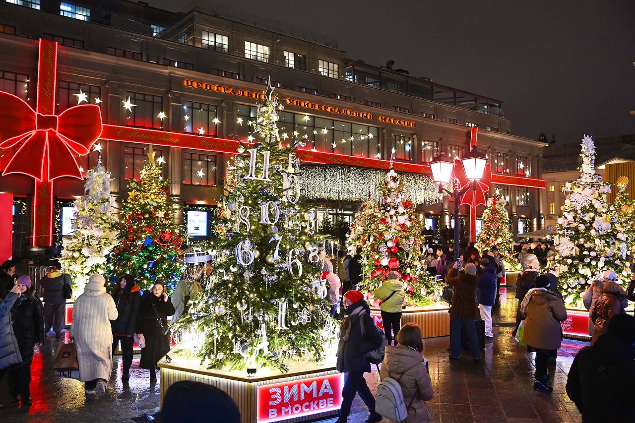 Свежий взгляд на Новый год: ели от известных российских дизайнеров можно увидеть на Кузнецком мосту, фото