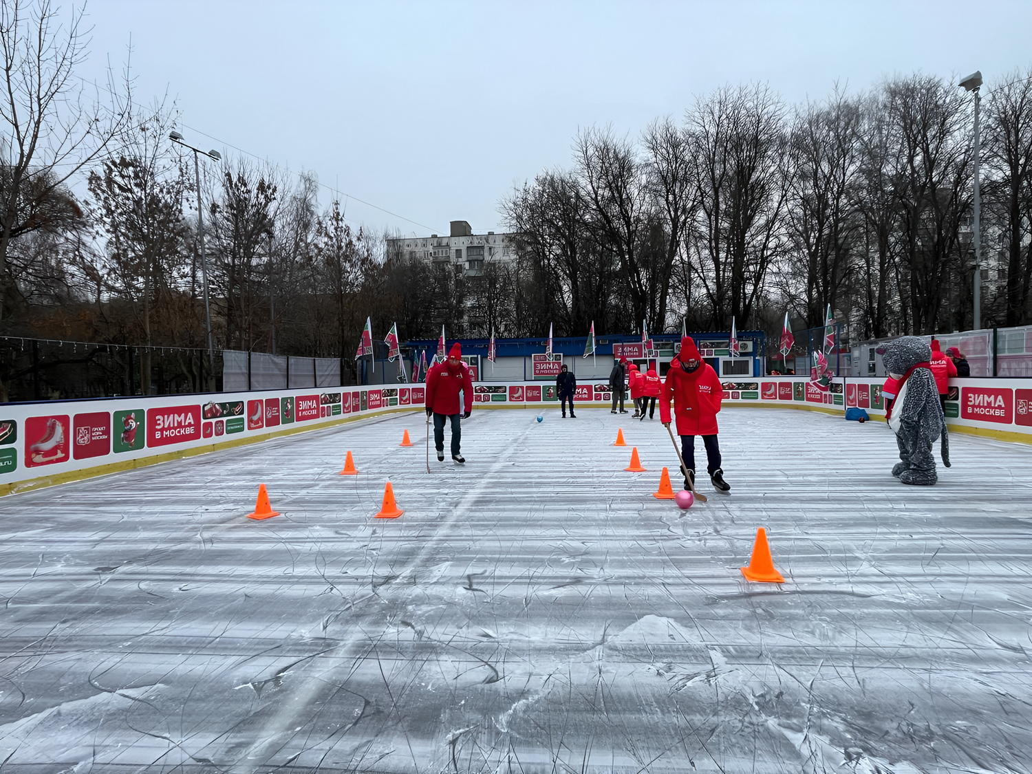 Каток с искусственным льдом открылся в Котловке, фото