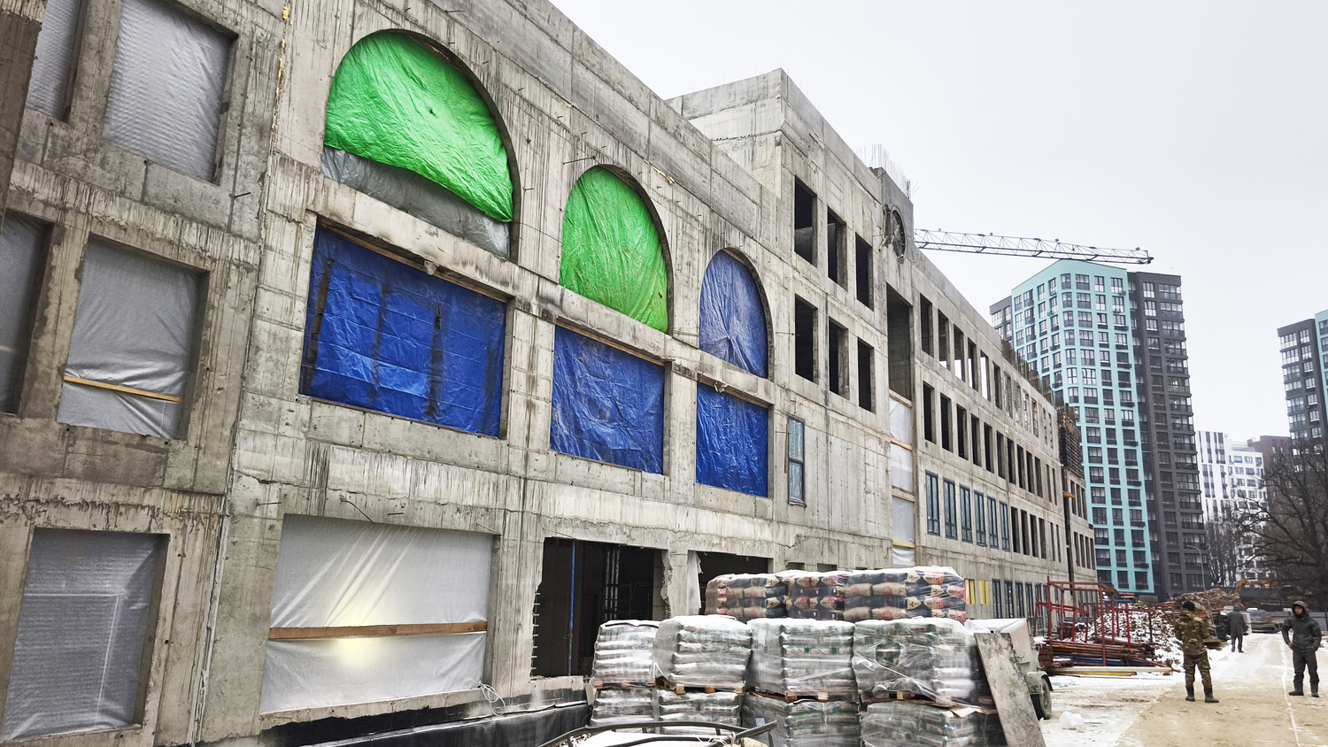 Установка оконных блоков началась в образовательном комплексе в Коммунарке, фото