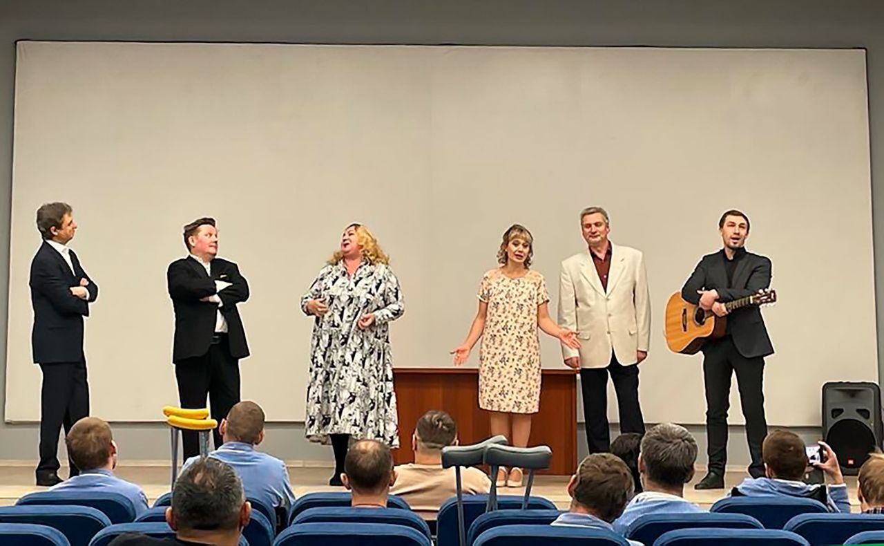 Актеры «Ведогонь‑театра» восемь раз выезжали с концертами в зону СВО и к раненым бойцам в 2025 году, фото