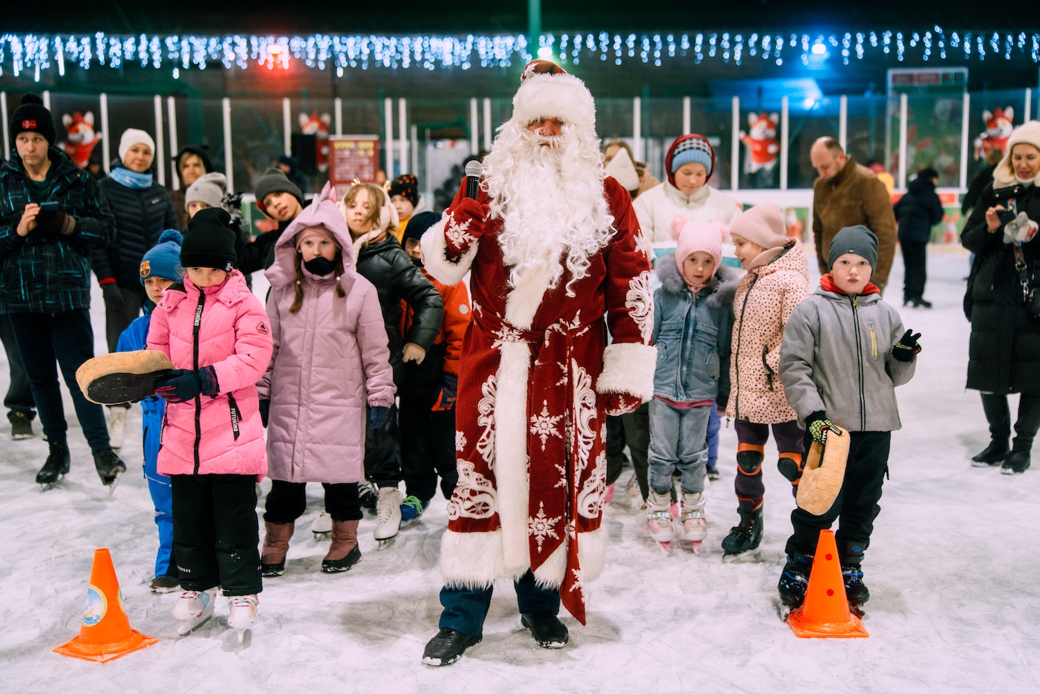 На юге Москвы Дед Мороз и Снегурочка устроили новогоднюю елку для детей участников СВО, фото